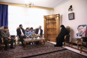 حضور دکتر اسماعیلی بر سر مزار و منزل شهید اسماعیل احمدی