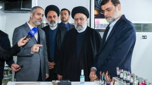 President visits exhibition of performance and achievements of Martyrs and Veterans' Affairs Foundation in Popular Administration
