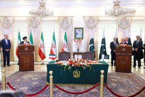 دکتر رئیسی: پیوندهای عمیق اعتقادی و دینی دو ملت ایران و پاکستان ناگسستنی است/ افزایش سطح تبادلات اقتصادی و تجاری دو کشور در گام اول 10 میلیارد دلار هدف‌گذاری شده است/ لزوم بهره‌گیری از ظرفیت مرزهای مشترک در جهت رفاه دو ملت / تاکید بر مواضع مشترک تهران و اسلام‌آباد در زمینه مبارزه با تروریسم و جرایم سازمان‌یافته
