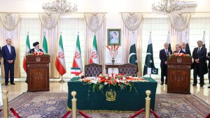 الدکتور رئیسی: التنسیق الاعتقادی و الدینی المتجذر بین الشعبین الایرانی و الباکستانی لاینقطع أبدا/ تم تطلع مستوی التبادل التجاری و الاقتصادی بین البلدین الی 10 ملیار دولار فی الخطوة الأولی/ أکد علی ضرورة استخدام الحدود المشترکة لصالح الرغد و الرفاهیة للشعبین