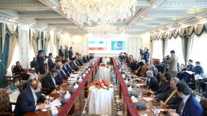 الدکتور رئیسی: توثیق الشراکة الثنائیة بین ایران و باکستان کدولتین اسلامیتین قدیکون مفیدا لحلحلة‌ مشاکل المنطقة برمتها/ شدد علی ضرورة‌ التلاحم فی العالم الاسلامی لمواجهة مؤثرة لأی ظلم بحق البلدان الاسلامیة/ أعرب رئیس الوزراء الباکستانی عن تقدیره لحکمة‌ الدکتور رئیسی لتوثیق التعامل و الشراکة الاقلیمیة مع ایران/ شدد علی تطلع البلدین لایصال مدی التبادل الاقتصادی الی 10 ملیار دولار سنویا