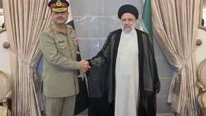الدکتور رئیسی: تعزیز الشراکة بین القوات المسلحة الایرانیة و الباکستانیة سبب لاحلال السلام و الاستقرار فی المنطقة بأسرها/ عاصم منیر: حدود ایران و باکستان المشترکة هی حدود السلام و الصداقة