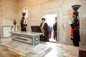 ادای احترام دکتر رئیسی به اقبال لاهوری
