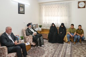 ‌حضور دکتر رئیسی در منزل شهید مدافع حرم آقابابایی
