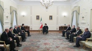 الدکتور رئیسی: لیست هناك أیة قیود أمام تطویر الشراکة الثنائیة فی ظل الأمن و الاستقرار/ أکد علی ضرورة نزع السلاح الکامل و عدم حضور الخلایا المعارضة للثورة الاسلامیة فی الأراضی العراقیة/ السید بارزانی: لولم تکن الثورة الاسلامیة و الجمهوریة الاسلامیة، کان مصیر الحراك الکُردی غیر واضح/ أشاد بدور الشهید سلیمانی فی ارساء الأمن و استمرار حیاة‌ کردستان