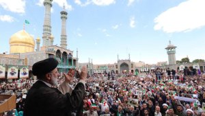 Thanks to existence of H.H. Masoumeh (PBUH), Qom has become hub for publication of Islamic knowledge/ We believe that successful administration of country will be possible based on revolutionary rationality, not begging diplomacy
