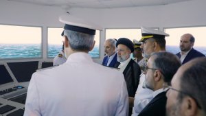 تفقد الدكتور رئيسي جهازا بحريا ضخما في جامعة الامام الخميني الراحل للعلوم البحرية
