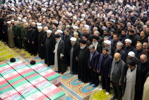 اقامه نماز رهبر معظم انقلاب بر پیکر رئیس جمهور شهید و همراهان