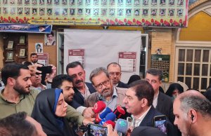 دکتر مخبر رای خود را در ستاد انتخابات به صندوق انداخت/ بازدید سرپرست ریاست جمهوری از شعب اخذ رای مسجد لرزاده و حسینیه ارشاد/ دکتر مخبر: استقبال از انتخابات خوب و پرشور است/ مشکلی از لحاظ امنیت نداریم