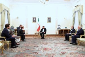 دکتر مخبر: اشتراک‌گذاری توانمندی‌های ایران و استرالیا تامین منافع دو ملت را به همراه دارد/ تاکید بر اهمیت نقش‌آفرینی استرالیا برای توقف جنایات رژیم صهیونیستی/ تجلیل سفیر استرالیا از نقش اثرگذار ایران به عنوان قدرتی منطقه‌ای برای استقرار صلح و حمایت از مردم فلسطین
