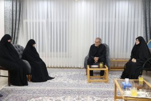 دکتر مسعود پزشکیان رئیس جمهور منتخب عصر امروز پنجشنبه با حضور در منزل شهید آیت‌الله رئیسی با همسر و خانواده ایشان از نزدیک گفتگو کرد.

