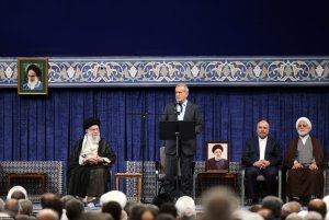 همه کسانی که در انتخابات شرکت کردند یا از سر نقد وارد عرصه انتخاب نشدند، انتظار تحول دارند/ موفقیت بنده و دولت آینده، منوط به پایبندی به چشم‌انداز و سیاست‌های کلی ابلاغی رهبری و عمل به قانون برنامه توسعه است/ تنها با همگرایی و قانونگرایی در منظومه حکومت می‌توانیم از تنگناهای پیش‌رو عبور کنیم