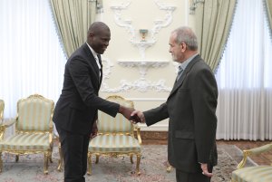 دکتر پزشکیان: مدعیان حقوق بشر با تامین سلاح و توجیه اقدامات رژیم صهیونیستی، باعث تقویت جنایات آنها می‌شوند/ تاکید بر اهمیت تقویت روابط ایران و آفریقای جنوبی در عرصه‌های دوجانبه و همکاری‌های بین‌المللی از جمله در قالب بریکس/ وزیر روابط بین‌المللی آفریقای جنوبی: به تلاش مشترک با کشورهایی چون ایران در مسیر احقاق حقوق مردم فلسطین ادامه می‌دهیم