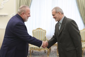 دکتر پزشکیان: هیچ مانعی نمی‌تواند در اراده ایران و کوبا برای توسعه مناسبات خللی ایجاد کند/ قدردانی از مواضع دولت کوبا در حمایت از مردم فلسطین/ نخست وزیر کوبا: کوبا مصمم به اجرای توافقات و تفاهمات صورت گرفته میان دو کشور است/ تاکید بر ضرورت نقش‌آفرینی بیشتر مجامع بین‌المللی برای توقف جنایات رژیم صهیونیستی