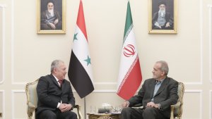 الدکتور بزشکیان: ستتخذ الحکومة الرابعة عشرة تدابیر لازمة للاسراع فی تنفیذ الاتفاقیات الموقعة بین الطرفین/ لدی البلدین أرضیات خصبة لتوثیق الشراکة بین البلدان الاسلامیة فضلا عن العلاقات الثنائیة/ رئیس الوزراء السوری: هناك خطوات متسرعة نحو تنمیة العلاقات الثنائیة بین البلدین طوال العامین و النصف الماضی/ کلّف الرئیس السوری حکومة هذا البلد للحراك فی اتجاه تمتین المناسبات مع ایران