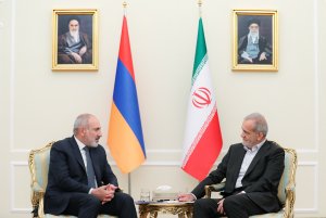 دکتر پزشکیان: تکمیل مسیرهای مواصلاتی به عنوان فرصتی برای پیشرفت همه کشورهای منطقه در اولویت کاری ما خواهد بود/ پاشینیان: روابط ایران و ارمنستان استراتژیک، راهبردی و ریشه‌دار است