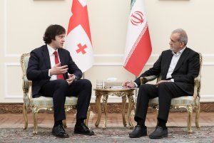 دکتر پزشکیان: تقویت مناسبات با کشورهای همسایه و منطقه اولویت سیاست خارجی ایران و دولت چهاردهم است/ تاکید نخست وزیر گرجستان بر اهمیت گسترش همکاری‌های اقتصادی در راستای تحکیم بیش از پیش روابط سیاسی دو کشور