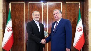 الدکتور بزشکیان: لابد ان نسعی لتقلیل الحدود السیاسیة و تعزیز المناسبات و التعاون الثنائی/ الرئیس الطاجیکی: أحرزت ایران انجازات واسعة و مرموقة‌ رغم العقوبات الواسعة
