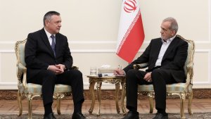 الدکتور بزشکیان: وثیقة الشراکات المتعددة بین ایران و أوزبکستان دلیل علی العلاقات المتجذرة و العمیقة و المتنامیة بین البلدین/ رئیس البرلمان الأوزبکی: نری ان ایران شریکة رئیسیة‌ و استراتیجیة بالنسبة لنا فی المنطقة 