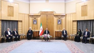 الزیارة الی العراق بدایة عهد حدیث من تطویر العلاقات و توطید المناسبات مع البلدان الاسلامیة و الجارة/ خلال هذه الزیارة، لدینا زیارة الی المدن الشیعیة و الکردیة للعراق فضلا عن التوقیع علی الاتفاقیات للتعاون الثنائی