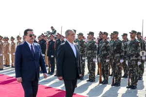 ورود رئیس جمهور به بغداد و استقبال رسمی نخست وزیر عراق
