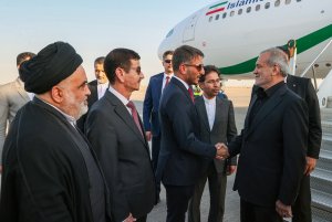 دکتر پزشکیان با استقبال استاندار، وارد نجف اشرف شد
