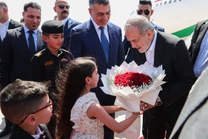 دکتر پزشکیان با استقبال استاندار، وارد بصره شد
