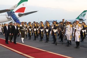 دکتر پزشکیان با استقبال رسمی معاون اول رئیس جمهور وارد تهران شد
