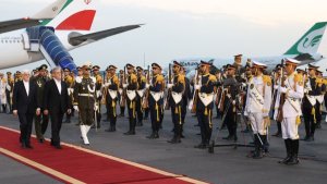 عاد الدکتور بزشکیان الی العاصمة طهران باستقبال النائب الأول لرئیس الجمهوریة