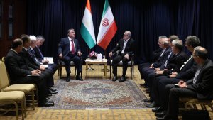 الدکتور بزشکیان: العلاقات الثنائیة بین ایران و طاجیکستان معتمدة علی التنسیق التاریخی و الأواصر الودیة و القومیة المتجذرة/ امام علی رحمن: نرید استخدام الخبرات الایرانیة و تعزیز العلاقات الثنائیة فی کافة المجالات
