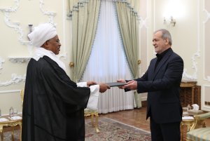تقدیم استوارنامه سفیر سودان