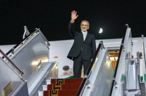 دکتر پزشکیان با بدرقه معاون اول رئیس جمهور عازم عشق‌آباد شد

