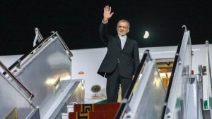 غادر رئيس الجمهورية طهران متوجها الى عشق أباد بمشايعة النائب الاول لرئيس الجمهورية
