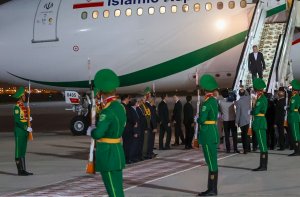 دکتر پزشکیان دقایقی قبل وارد عشق آباد شد
