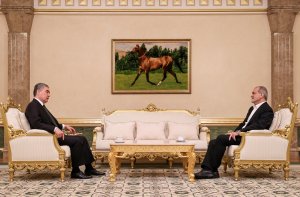 دیدار و گفتگوی دکتر پزشکیان با رهبر ملی ترکمنستان

