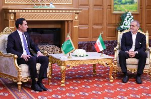 دیدار و گفتگوی دکتر پزشکیان با رئیس جمهور ترکمنستان
