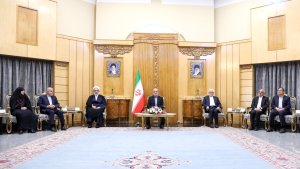تنمیة العلاقات بین الدول الأعضاء لمجموعة بریکس، خطوة مؤثرة للخروج من الأزمات الناتجة عن الأحادیة و الطموحات الأمیرکیة فی العالم