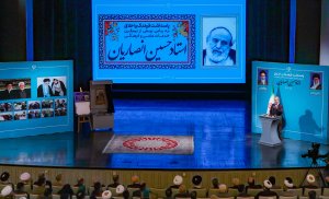 رفتار و عمل استاد انصاریان فراتر از سخن ایشان مردم را جذب می‌کند
