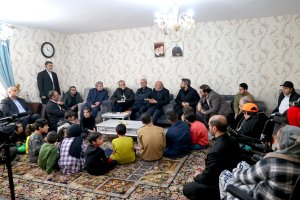 Pezeshkian pays unannounced visit to charity center in Tehran