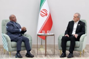 Pezeshkian holds talks with D-8 Secretary General in Cairo