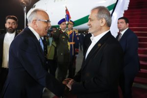 دکتر پزشکیان قاهره را به مقصد تهران ترک کرد
