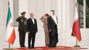 Iranian president officially welcomed by Emir of Qatar in Doha 