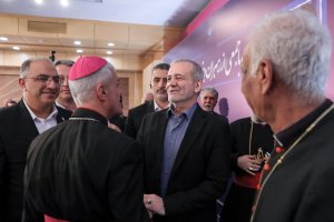 Pezeshkian meets group of Christians on Christmas Eve