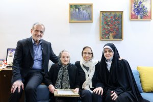 Families of Christian martyrs host President Pezeshkian