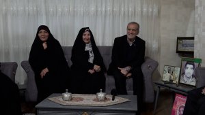 دیدار دکتر پزشکیان با خانواده سه شهید بجنوردی
