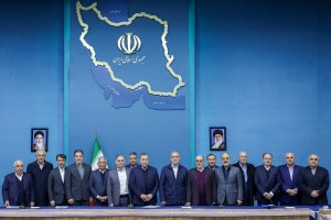 Pezeshkian holds talks with members of Chamber of Commerce