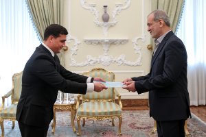 تقدیم استوارنامه سفیر ترکمنستان