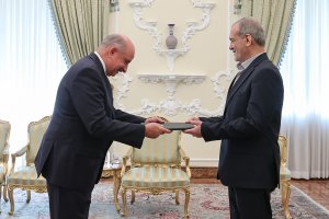 تقدیم استوارنامه سفیر کوبا