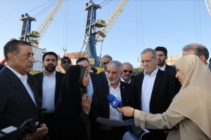 دکتر پزشکیان از بخش‌های مختلف فاز اول بندر شهید بهشتی چابهار بازدید کرد
