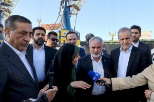 Pezeshkian visits Shahid Beheshti Port in southern Iran